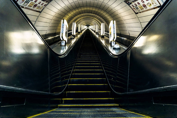 Metro yürüyen merdiven merdiven yumuşak Illuminace ile - Fotoğraf, Görsel