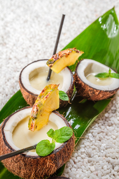 Pinacolada in a coconut on the beach - Foto, afbeelding
