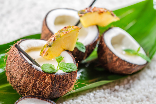 Pinacolada with fresh mint leaves served in coconut - Foto, afbeelding