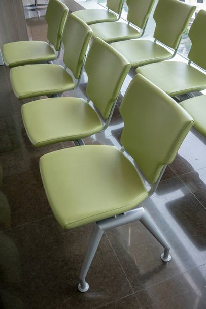 Wiersz o światło zielone krzesła w korytarzu szpitala. C zielone światło - Zdjęcie, obraz