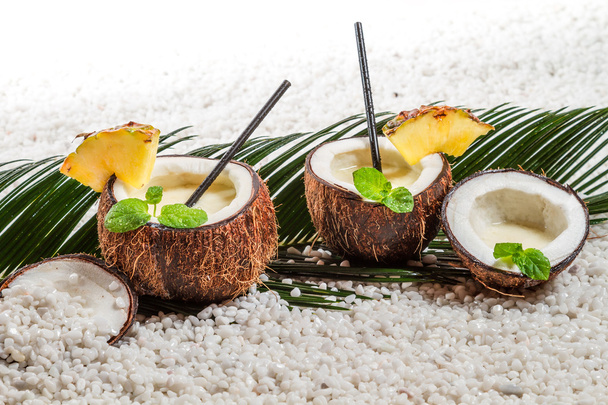 Pinacolada drink in coconut on beach - Foto, afbeelding