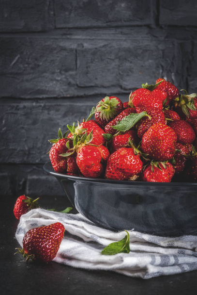 Fresh raw organic strawberry - Foto, imagen