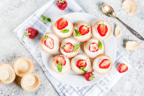 Mini cheesecakes with strawberry - Zdjęcie, obraz