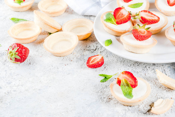 Mini cheesecakes with strawberry - Фото, зображення