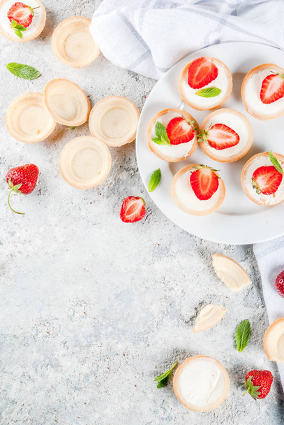 Mini cheesecakes with strawberry - Photo, Image