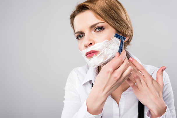 femme d'affaires en mousse à raser avec rasoir, isolée sur gris, concept féministe
 - Photo, image