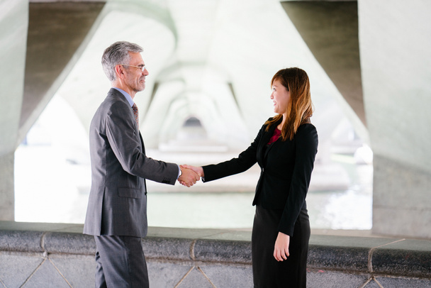 ビジネスの男性と女性の握手、ビジネス コンセプト - 写真・画像