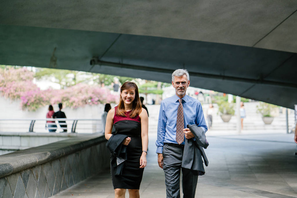 Business man and woman walking on the street, business concept - Φωτογραφία, εικόνα