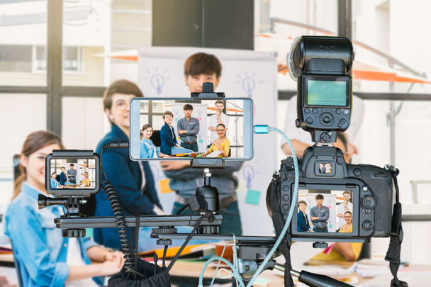 Ammattimainen kamera älypuhelimella ja toimintakameralla jalustalla Aasian ja monikansallisten yrittäjien ryhmässä, joka antaa haastattelun, Live Streaming yrittäjälle käsite
 - Valokuva, kuva