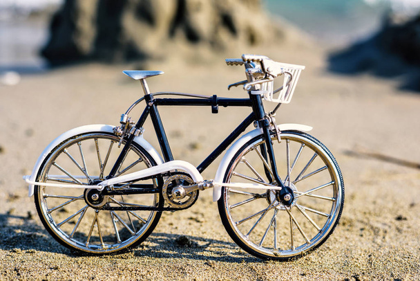 Päivänvalo näkymä käsityö polkupyörän matkamuisto hiekalla
 - Valokuva, kuva