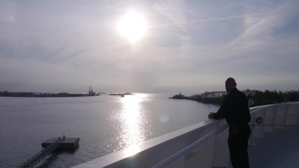 Člověk při pohledu na Bahamy z výletní lodi v přístavu - Záběry, video