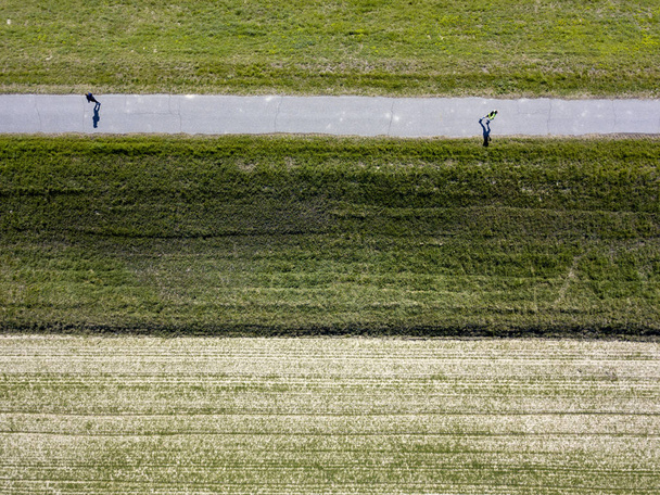 Correndo homem, vista superior, vista aérea, treino, esporte, maratona. Campos agrícolas. Campo de aplicação
 - Foto, Imagem