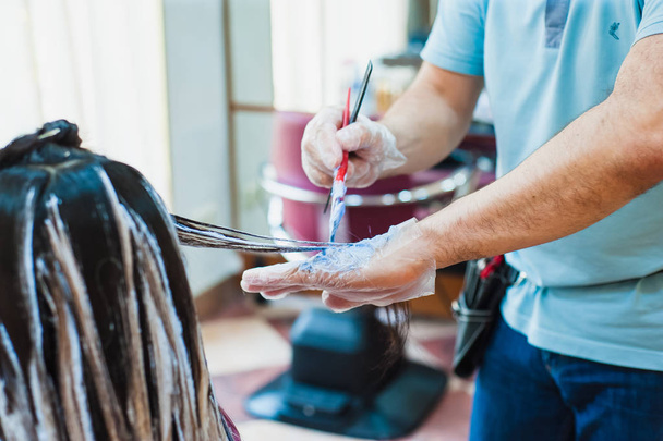 Rukou kadeřníka aplikovat barvu tmavé dlouhé vlasy - Fotografie, Obrázek