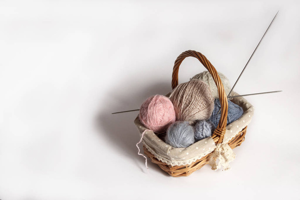 basket with colored tangles - Fotoğraf, Görsel