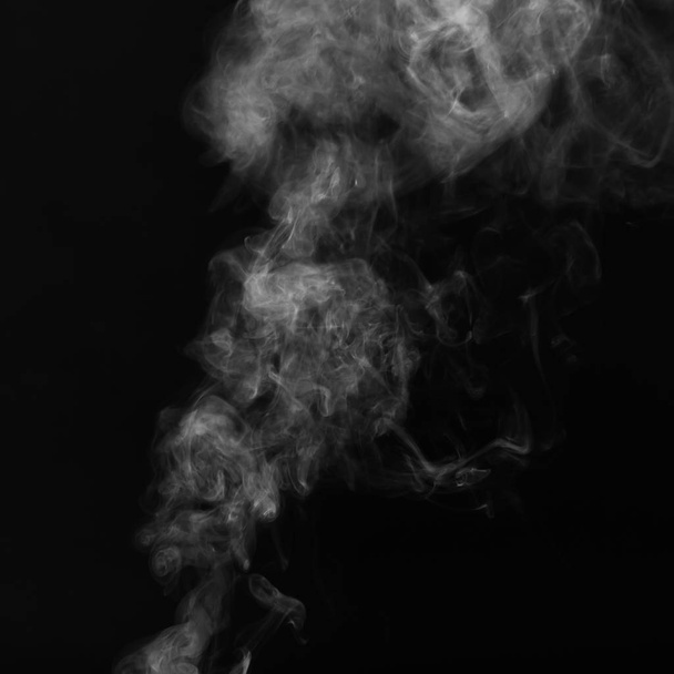 schöner weißer Rauch auf schwarzem Hintergrund - Foto, Bild