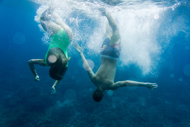 photo sous-marine de couple plongeant ensemble dans l'océan
 - Photo, image