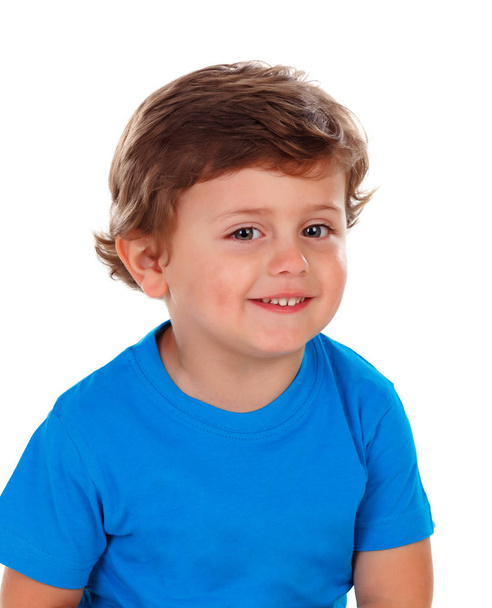 adorable niño sonriente en camiseta azul aislado sobre fondo blanco
 - Foto, imagen