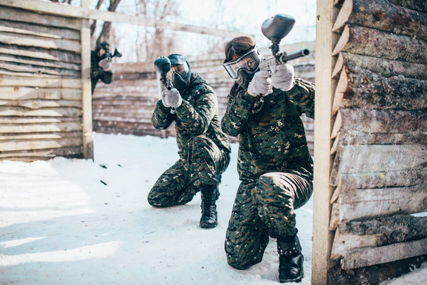 軍服とマスク、冬の戦いで 2 つの paintball プレーヤー - 写真・画像