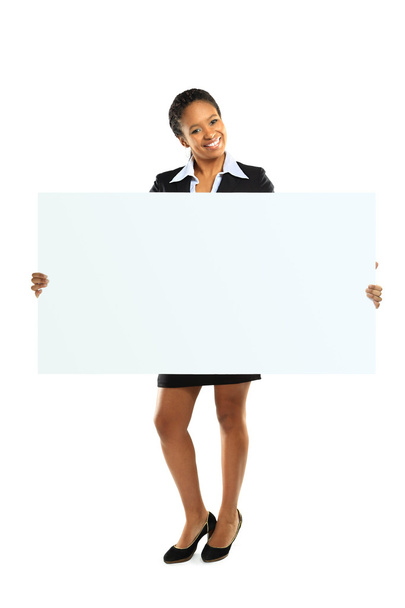 Mujer afroamericana sosteniendo un signo blanco en blanco
 - Foto, imagen