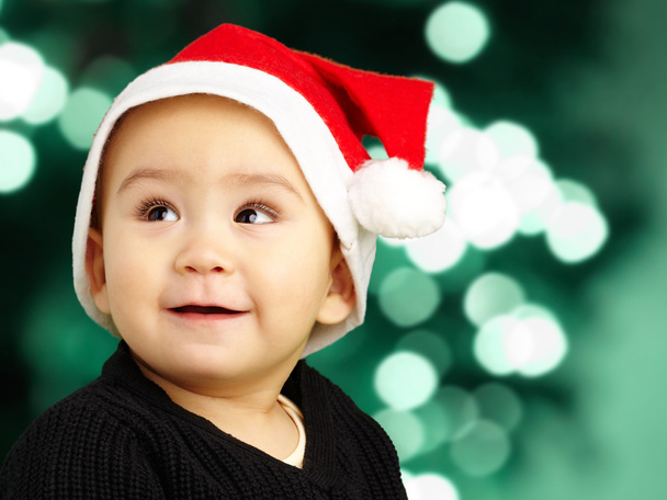 Bambino che indossa un cappello di Natale e guardando in alto
 - Foto, immagini
