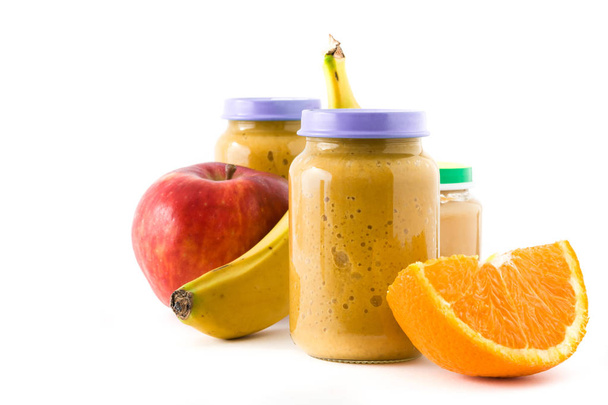 Παιδικές τροφές: βάζο με φρούτα πουρέ απομονωθεί σε λευκό φόντο. Copyspace - Φωτογραφία, εικόνα