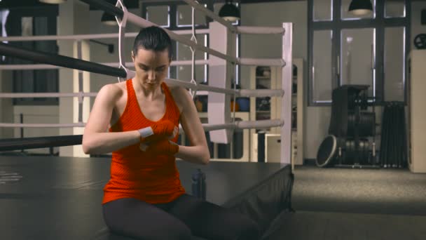 女性のボクサーの訓練のための準備 - 映像、動画