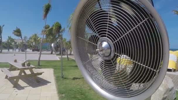 Oszillierender Ventilator, der sich mit rotierenden Schaufeln dreht - Filmmaterial, Video