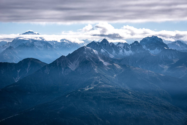 Vista desde Hafelekarspitze en Innsbruck al paisaje montañoso del valle de Stubai e Innsbruck, Austria
 - Foto, imagen