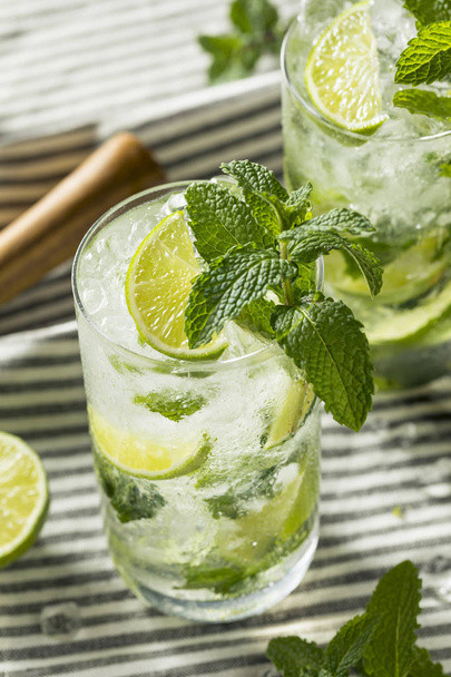Refreshing Mint and LIme Mojitos - 写真・画像
