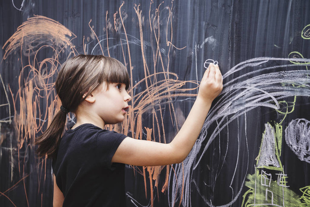 Девочка, рисующая на доске, молодая художница, концепция женской свободы
 - Фото, изображение
