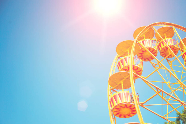 Bright Ferris wheel against the blue sky - Fotoğraf, Görsel