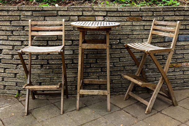Salon de jardin maison jardin deux chaises une table mur de briques marron vieux café vintage
 - Photo, image