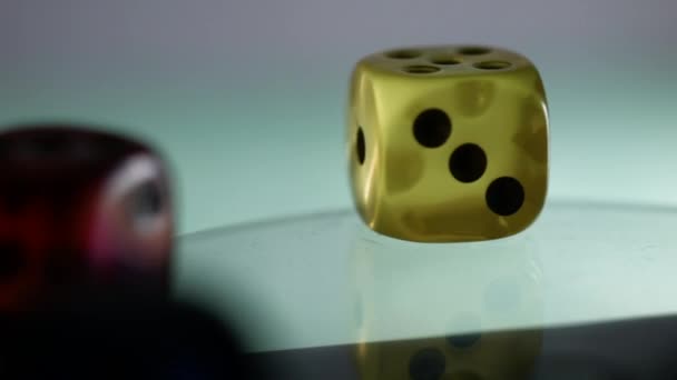 Πολύχρωμα ζάρια σε φόντο αφηρημένη screensaver για καζίνο - Πλάνα, βίντεο
