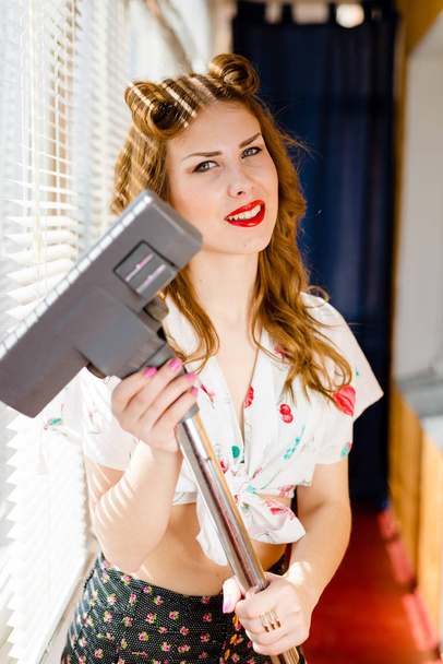 Pinup woman and vacuum cleaner - Φωτογραφία, εικόνα