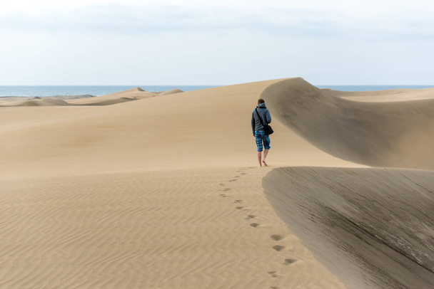 Man walking in the desert of gran canaria, Spain - Φωτογραφία, εικόνα