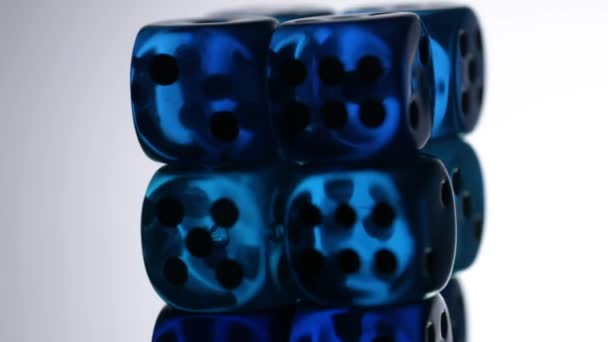 Blauw en aquamarijn dobbelstenen draaien op witte achtergrond in casino - Video