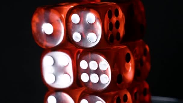 το παιχνίδι των αντανακλάσεων στο ζωηρόχρωμο κόκκινο ζάρι περιστροφή screensaver για καζίνο - Πλάνα, βίντεο