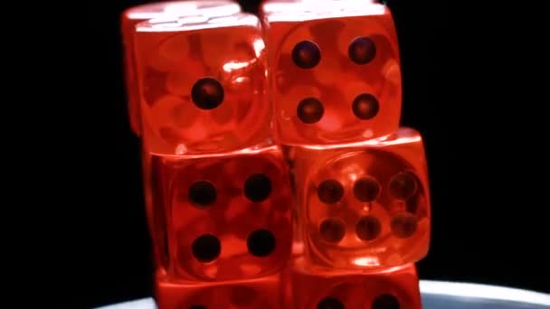 Ζωηρόχρωμα κόκκινα ζάρια περιστροφή screensaver για καζίνο - Πλάνα, βίντεο