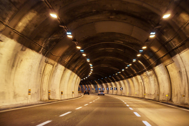 Turn in the tunnel. - Foto, Imagen
