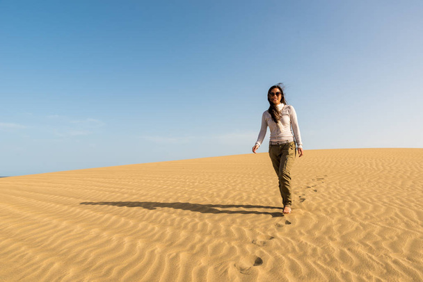 Girl walking on sand dunes in Gran Canaria, Spain - Fotoğraf, Görsel