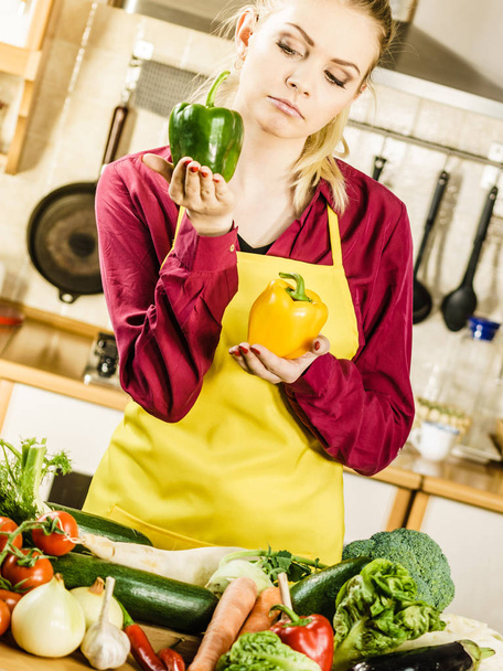 Γυναίκα που κρατά πιπεριές πάπρικα σκέψης - Φωτογραφία, εικόνα