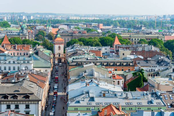 De stad van Krakau vanaf een hoogte en weergave van de Florian Gates ik - Foto, afbeelding