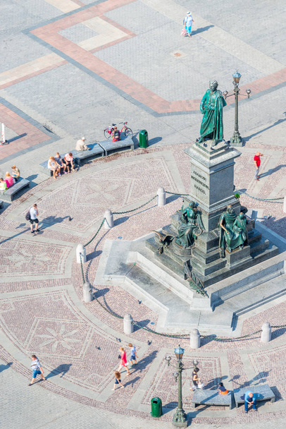 Kuuluisa muistomerkki Puolan runoilija Adam Mickiewicz tärkein s
 - Valokuva, kuva