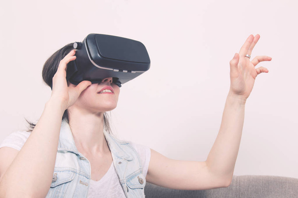 beautiful woman playing game in virtual reality glasses - Foto, afbeelding