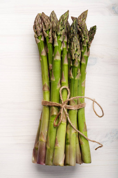 Raw asparagus on a white surface. View from above - Foto, immagini
