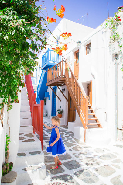 Αξιολάτρευτο κορίτσι σε εξωτερικούς χώρους σε ελληνικό χωριό. - Φωτογραφία, εικόνα
