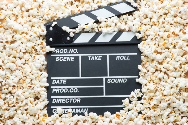 Video-Klöppel zum Drehen eines Films auf Popcorn-Hintergrund - Foto, Bild