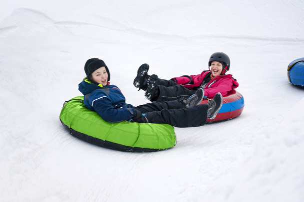 子供の冬 Snowtubing - 写真・画像