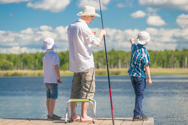 garçons avec père sur la pêche dans un bel endroit sur le lac
 - Photo, image