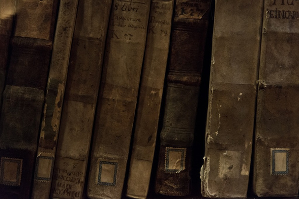 Livres anciens dans une rangée
 - Photo, image